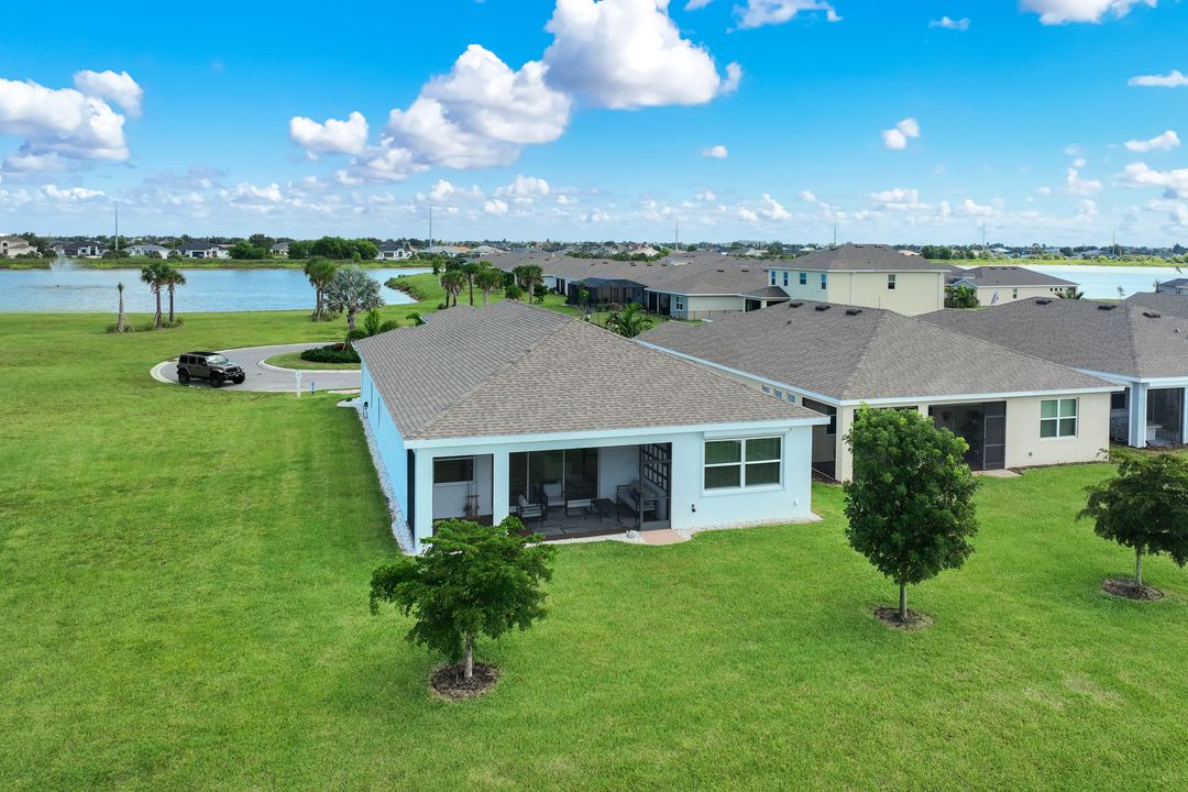 950 Stonewater Lk Ter, Cape Coral, FL 33993