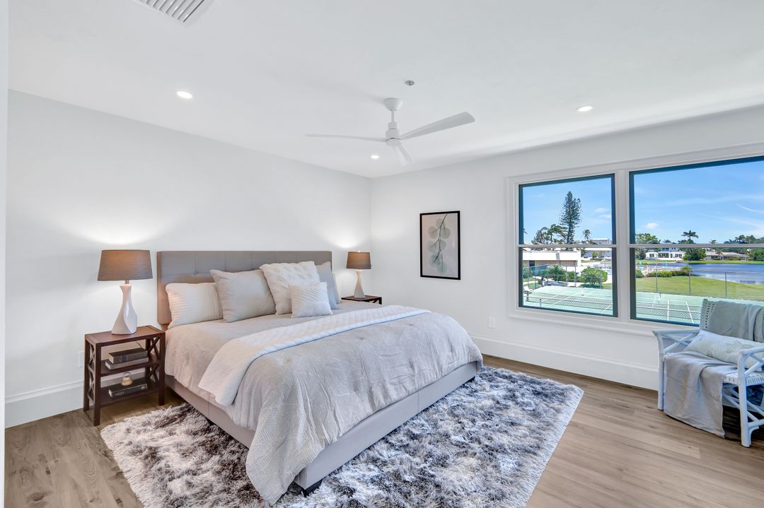 563 Park Shore Dr, Naples, FL 34103