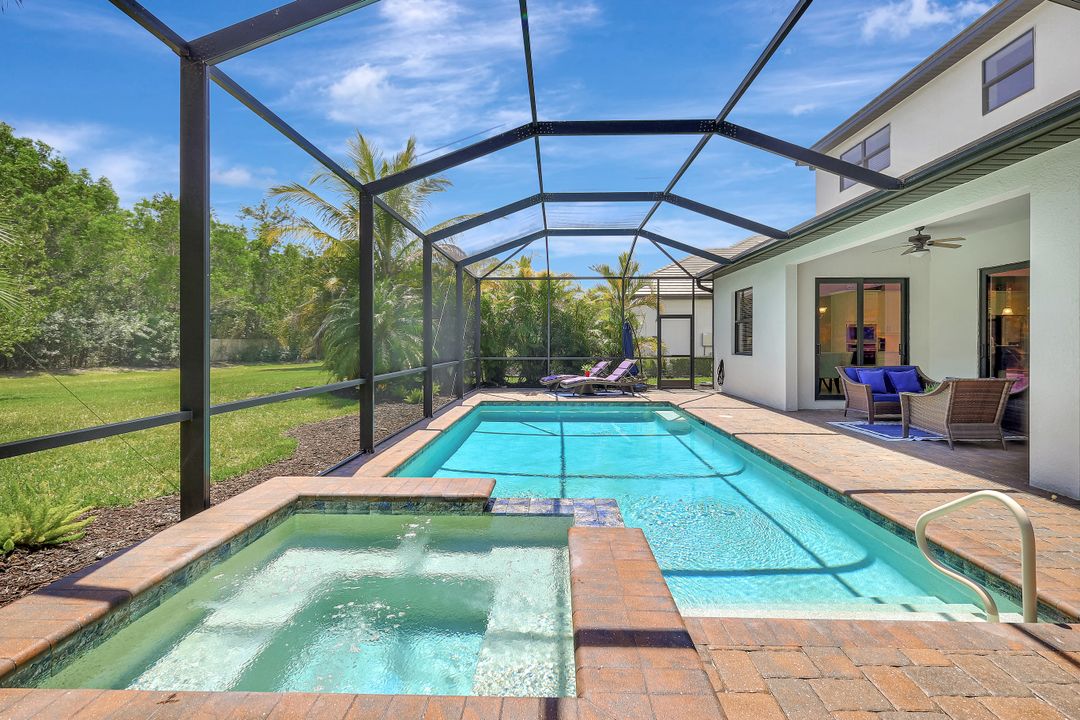 2102 Antigua Ln, Naples, FL 34120