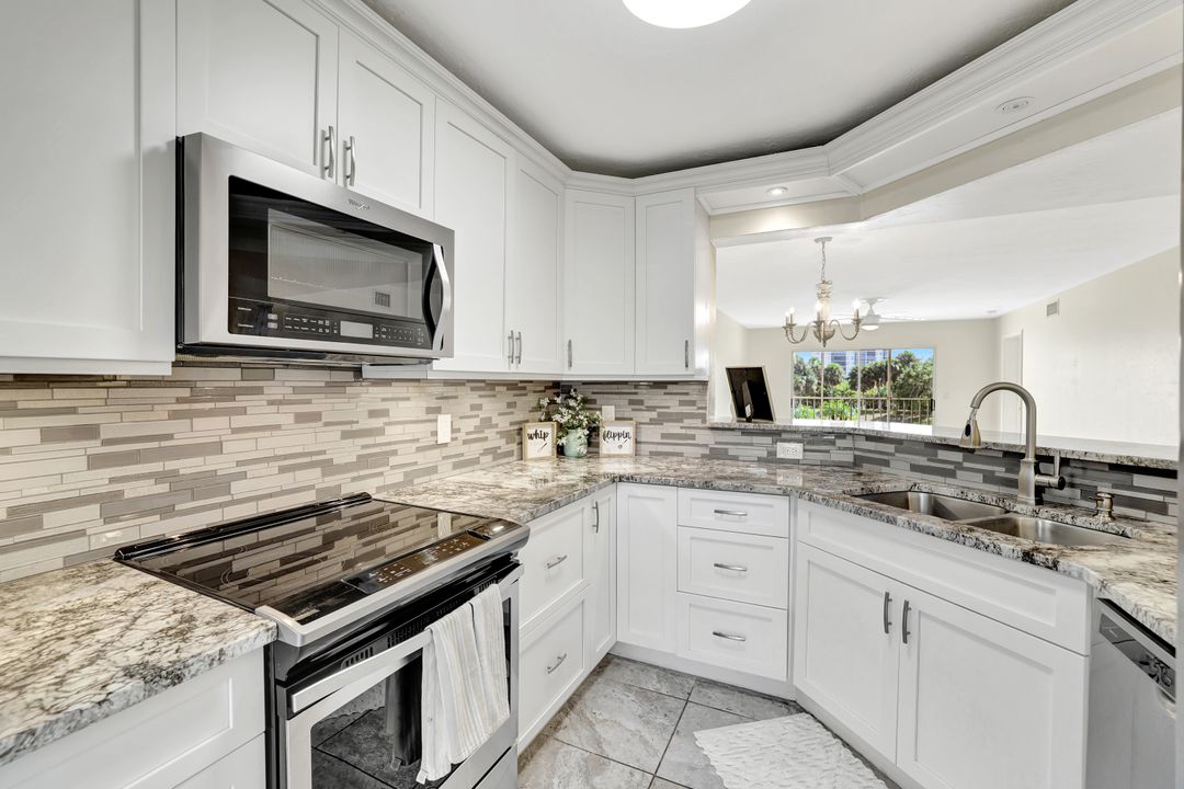 340 Horse Creek Dr #207, Naples, FL 34110