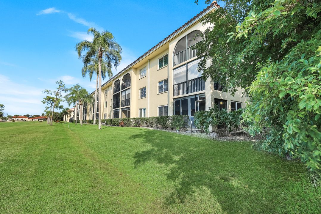 201 Quail Forest Blvd #101, Naples, FL 34105