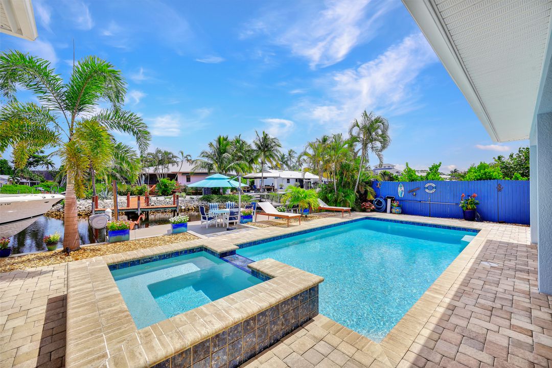 2631 Riverview Dr, Naples, FL 34112