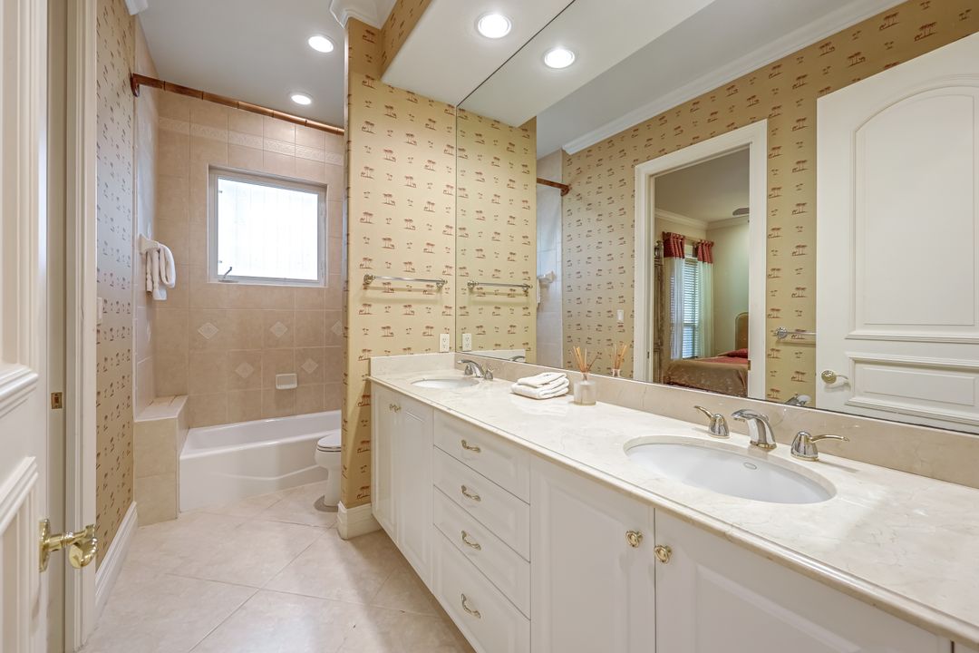 258 9th Ave S, Naples, FL 34102