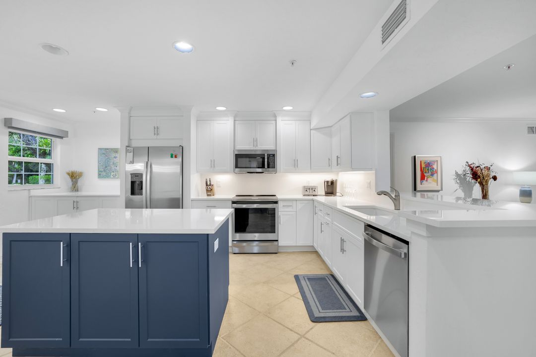 376 3rd St S #102, Naples, FL 34102