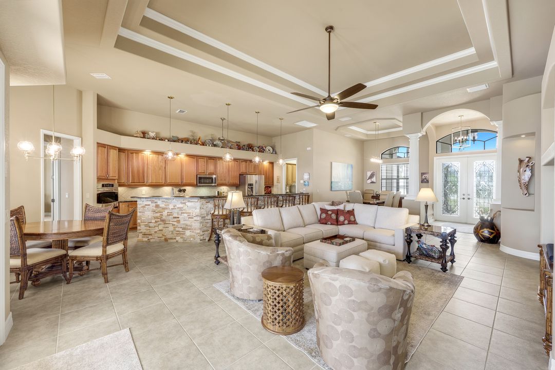 1028 Dolphin Dr, Cape Coral, FL 33904