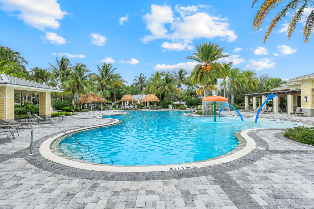 2858 Blossom Wy, Naples, FL 34120