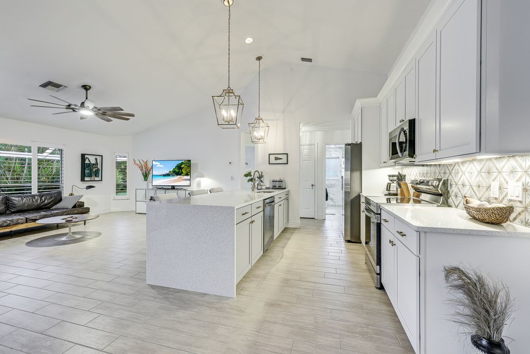 4913 SW 17th Pl, Cape Coral, FL 33914