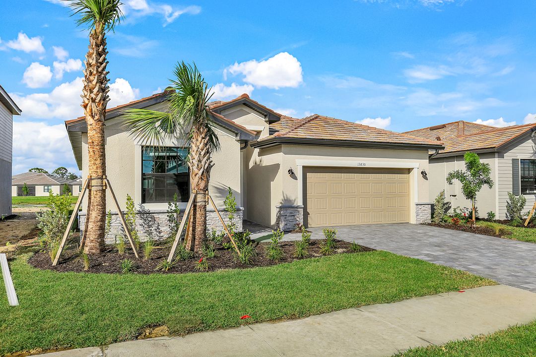 13838 Hunter Oak Dr, Fort Myers, FL 33913