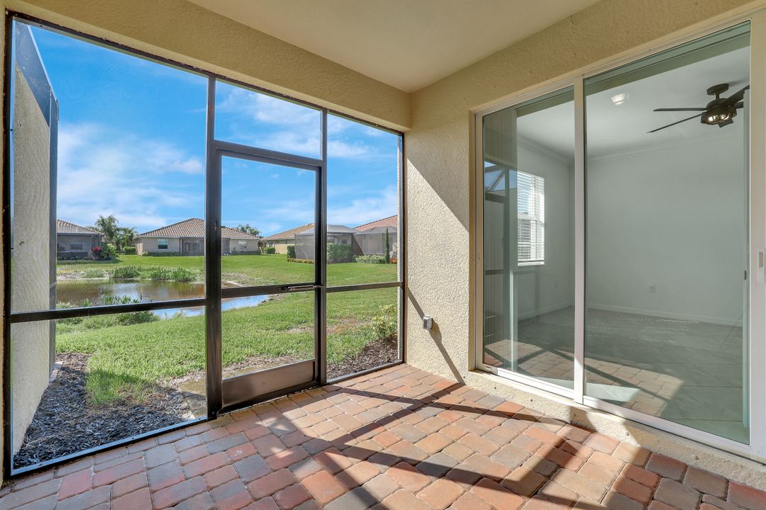 2074 Tamarron Ln, Naples, FL 34120