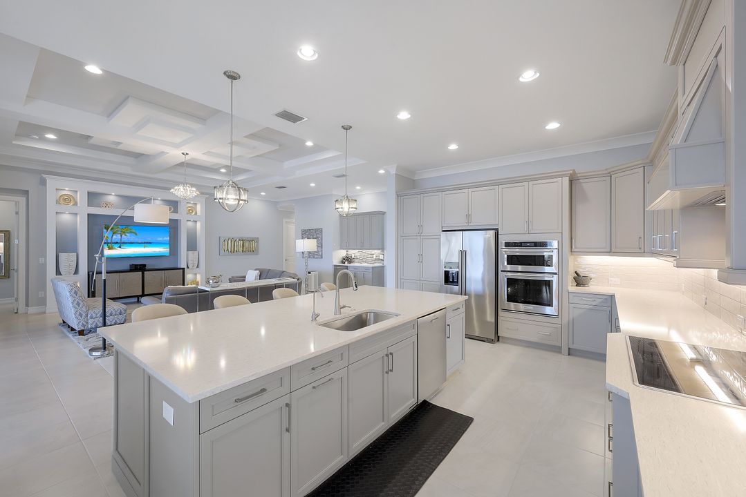 6177 Megans Bay Dr, Naples, FL 34112