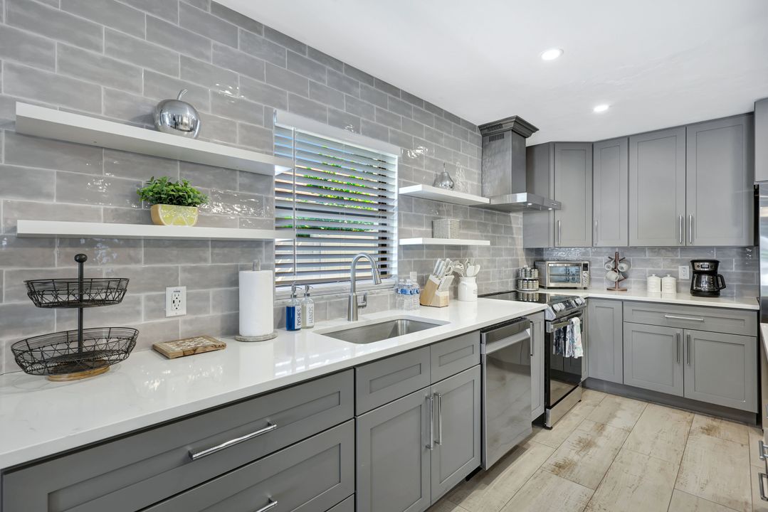 761 99th Ave N, Naples, FL 34108