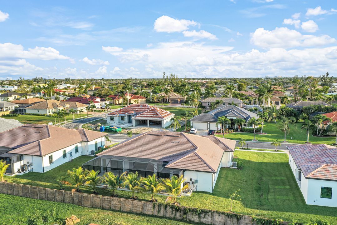 860 Palmetto Pointe Cir, Cape Coral, FL 33991