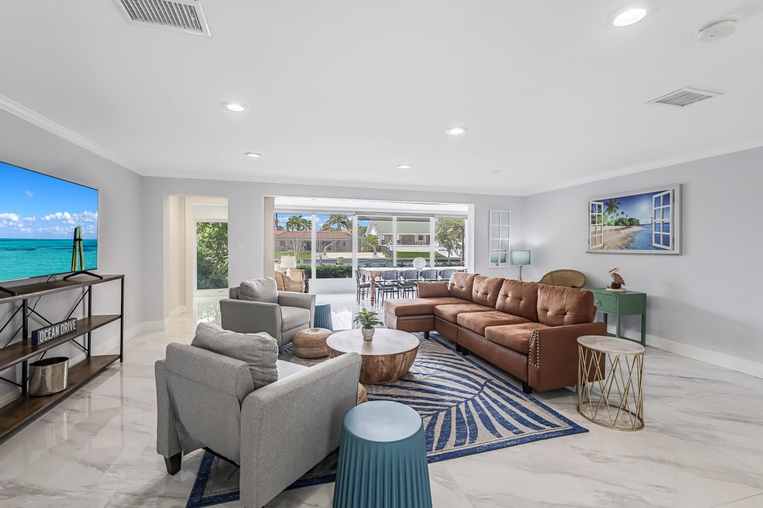 455 Bayside Ave, Naples, FL 34108