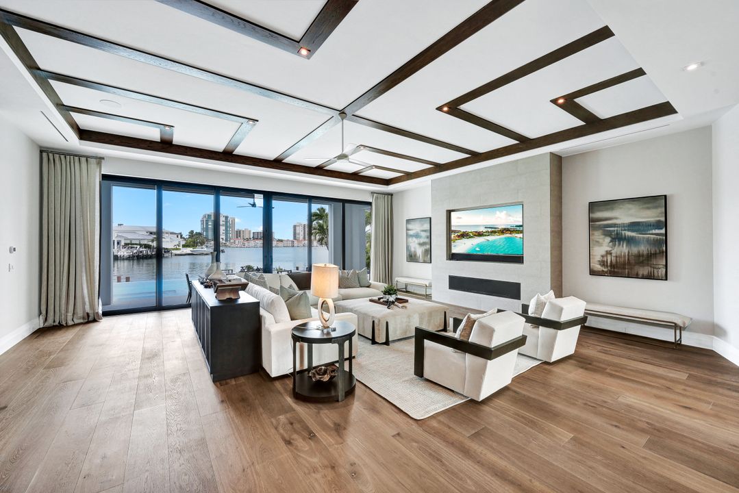 3401 Crayton Rd, Naples, FL 34102