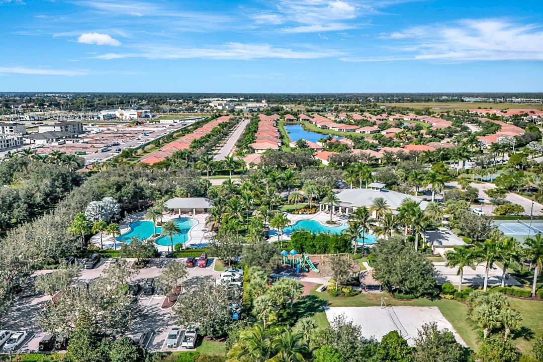 2074 Tamarron Ln, Naples, FL 34120