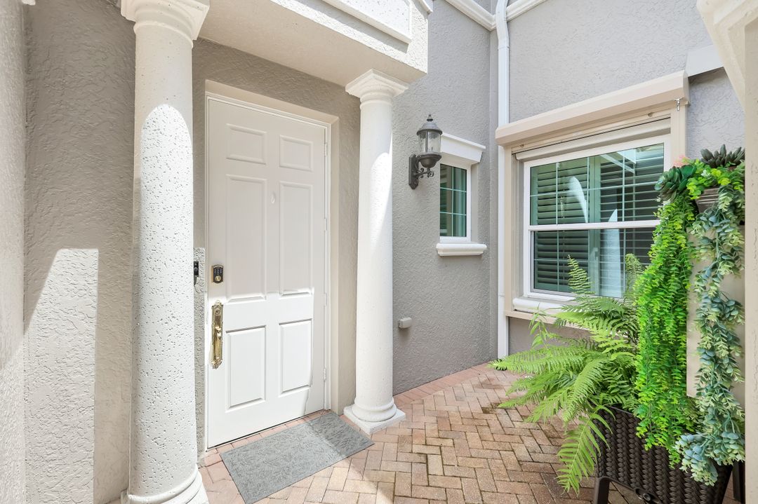 9242 Tesoro Ln #203, Naples, FL 34114