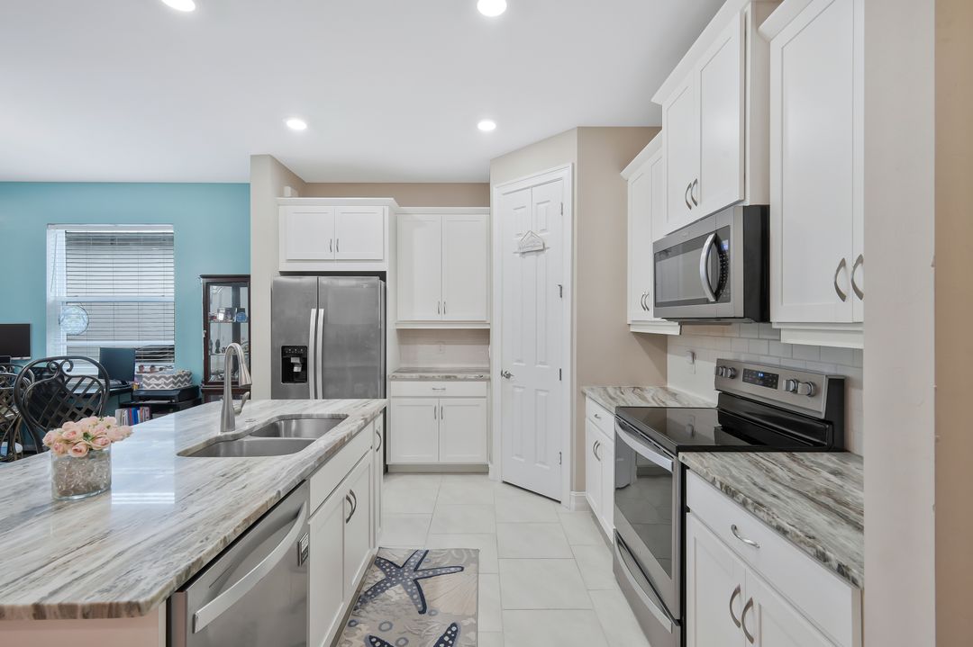 836 Heather Lk Ave, Cape Coral, FL 33993