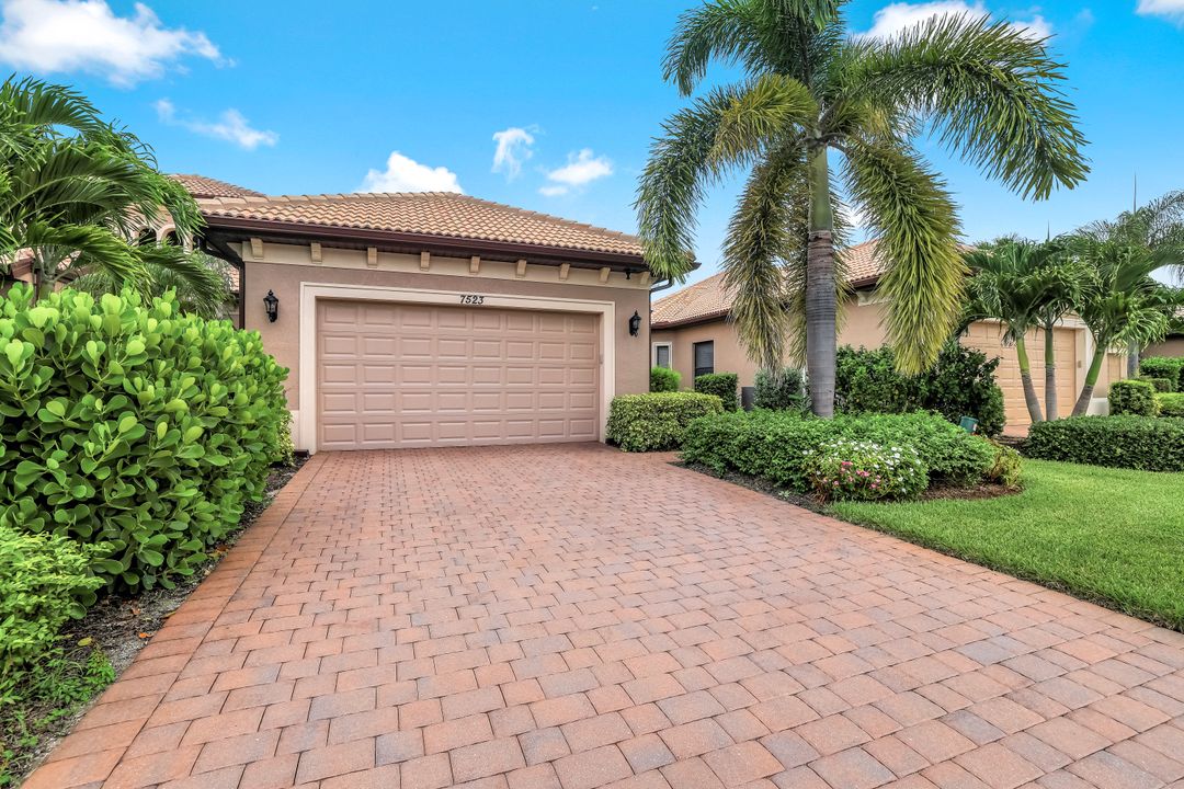 7523 Moorgate Point Way, Naples, FL 34113