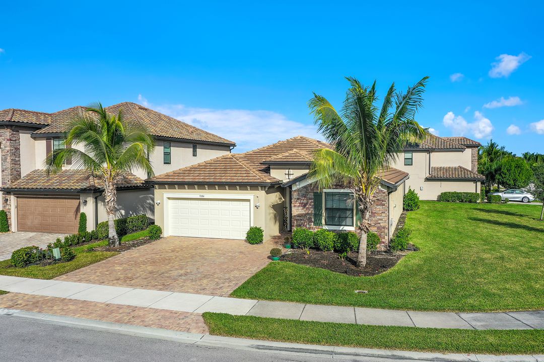 9386 Foxglove Ln, Naples, FL 34120