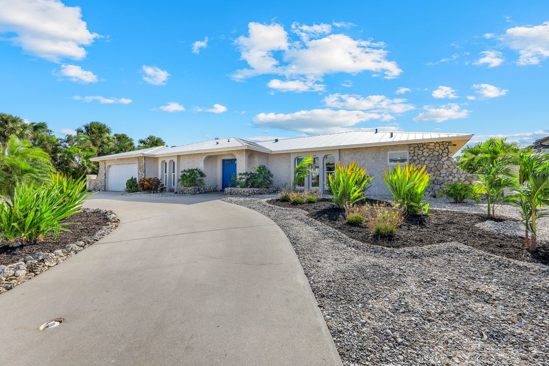 318 Grapewood Ct, Marco Island, FL 34145