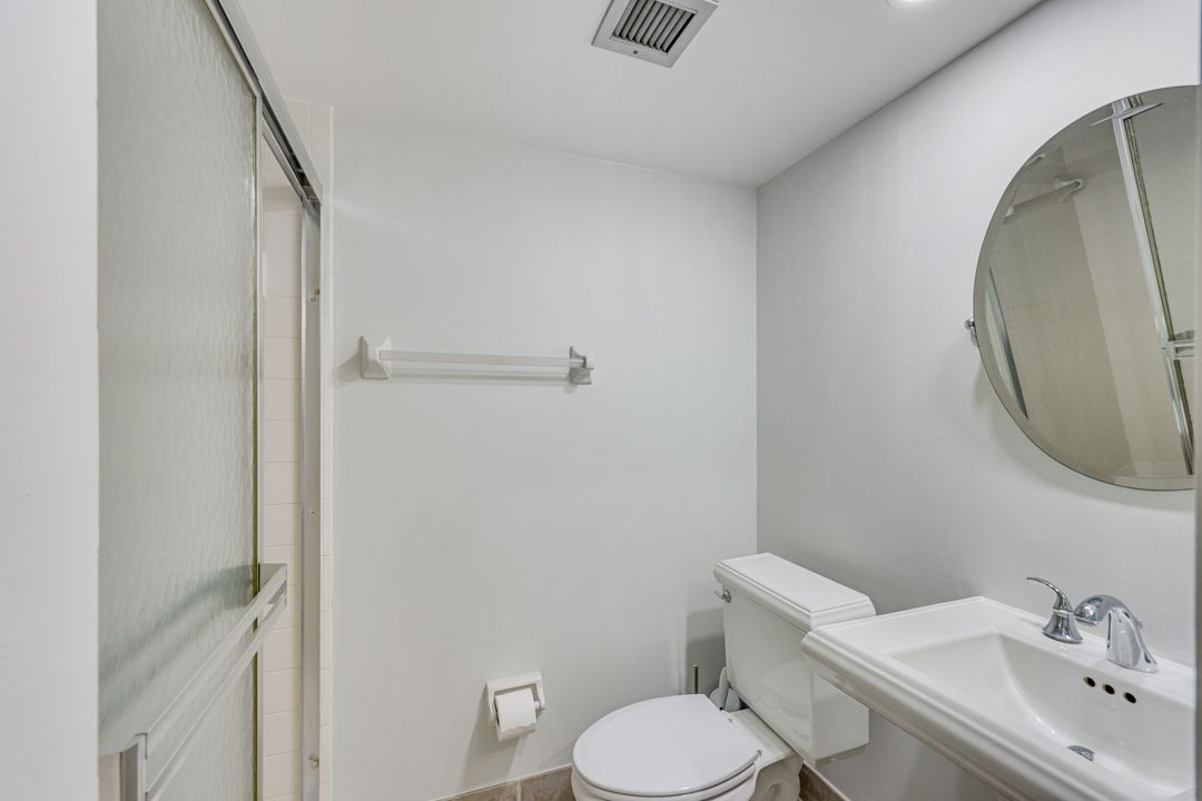 29 High Point Cir E #107, Naples, FL 34103