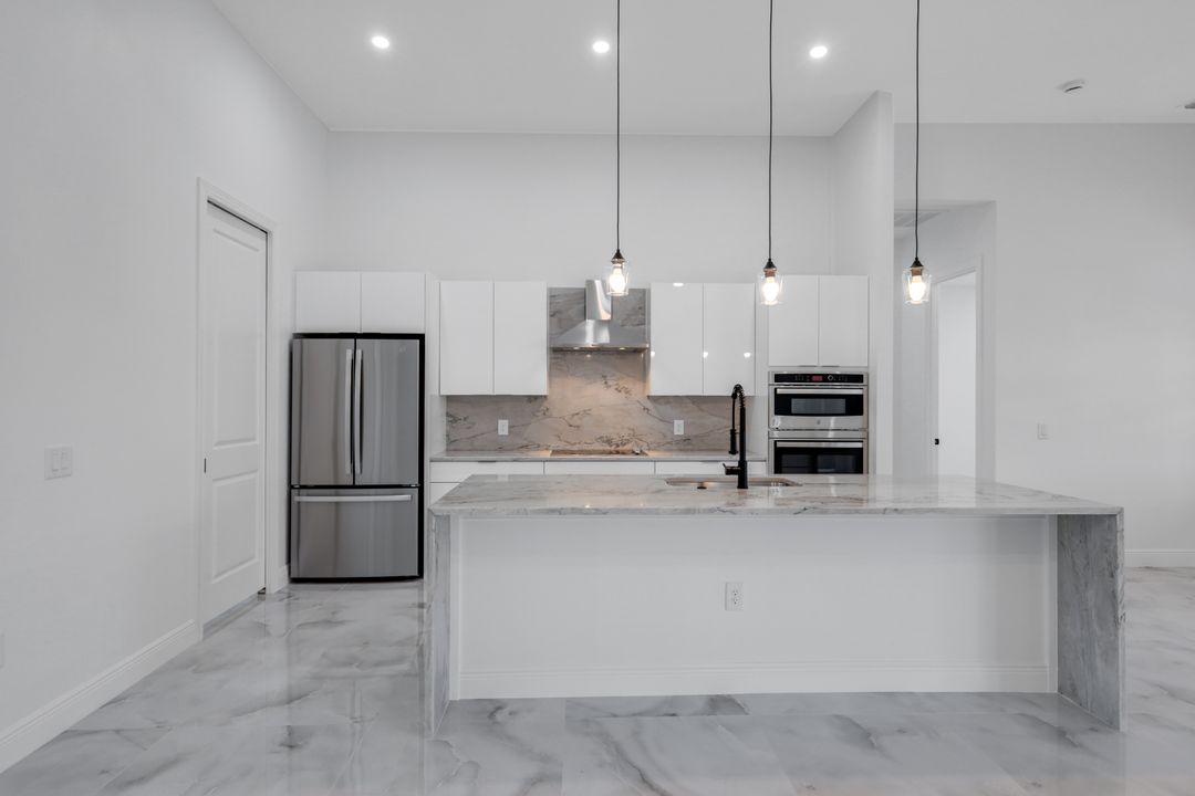 215 SW 37th Ln, Cape Coral, FL 33914
