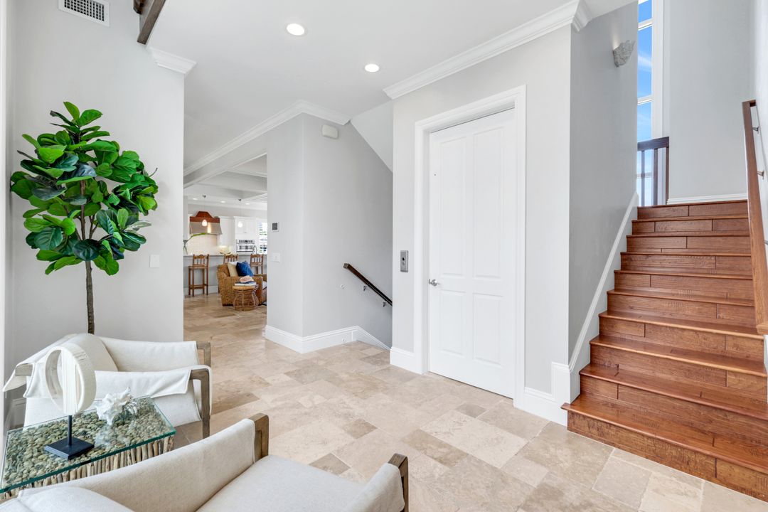 273 Egret Ave, Naples, FL 34108