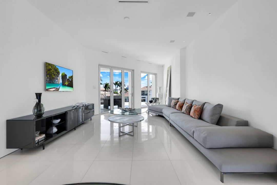 260 Channel Dr, Naples, FL 34108