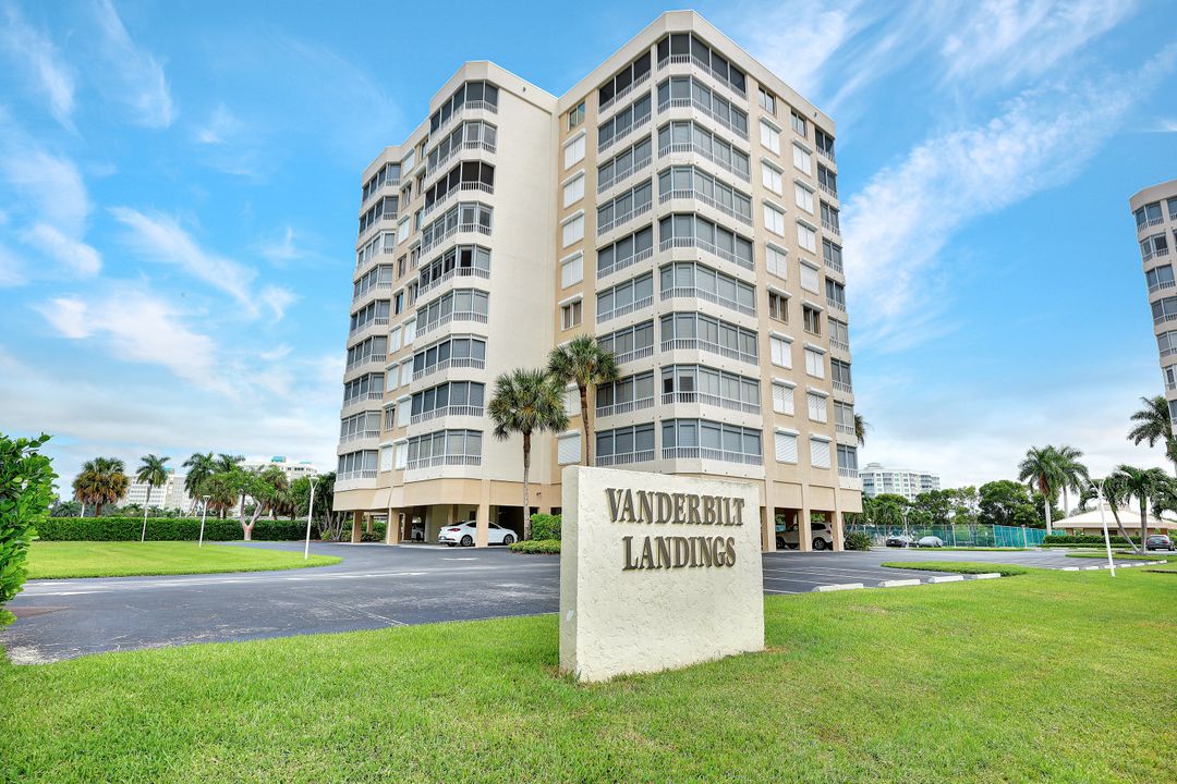 11118 Gulf Shore Dr #302, Naples, FL 34108