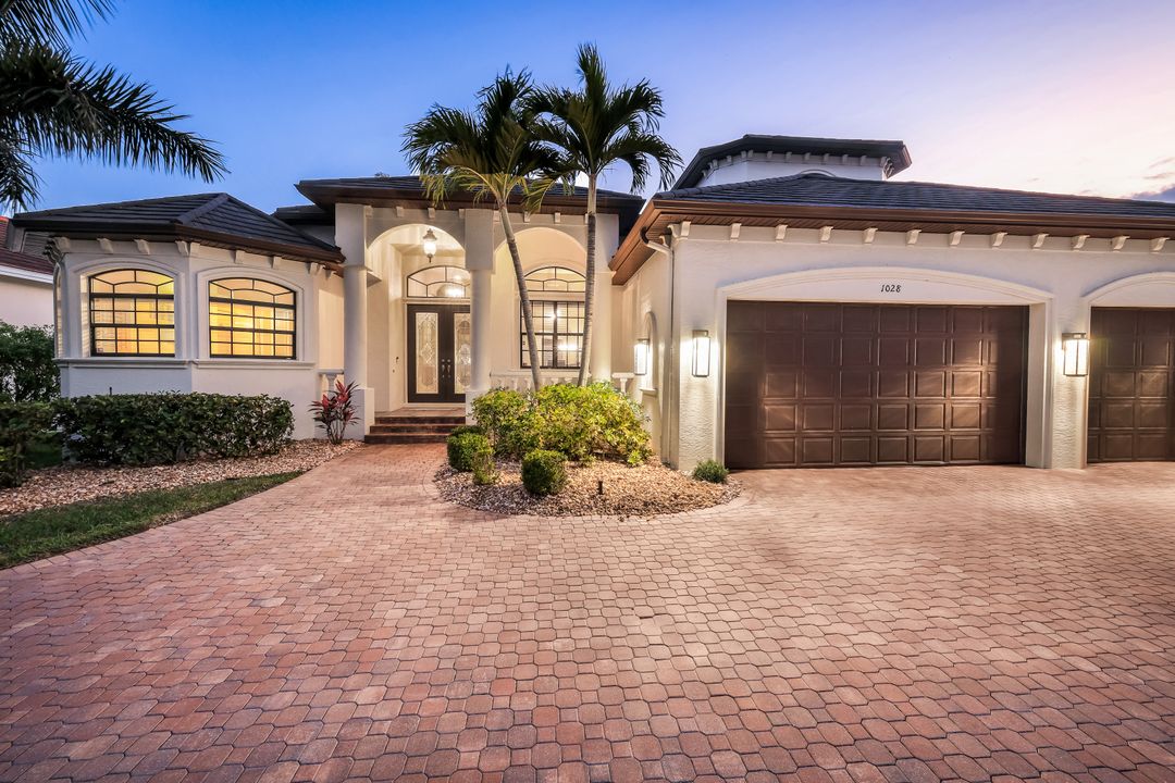 1028 Dolphin Dr, Cape Coral, FL 33904