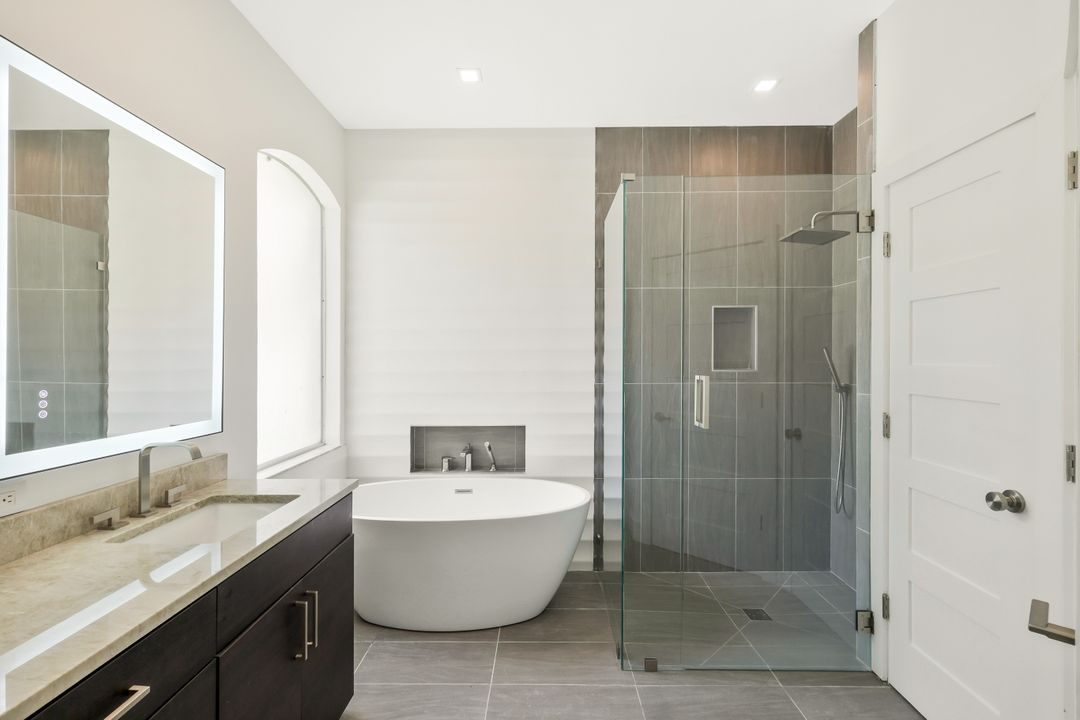 5717 Lago Villaggio Way, Naples, FL 34104