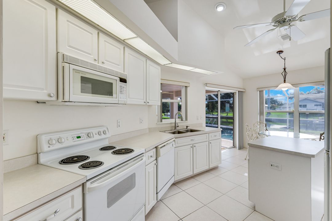 615 SE 19th Ct, Cape Coral, FL 33990