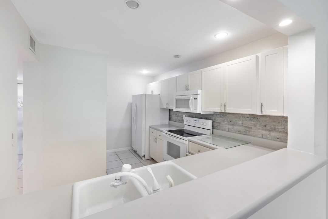 1228 Commonwealth Cir #203, Naples, FL 34116