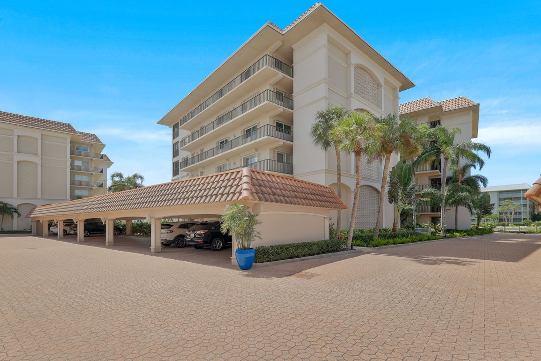 222 Harbour Dr #407, Naples, FL 34103