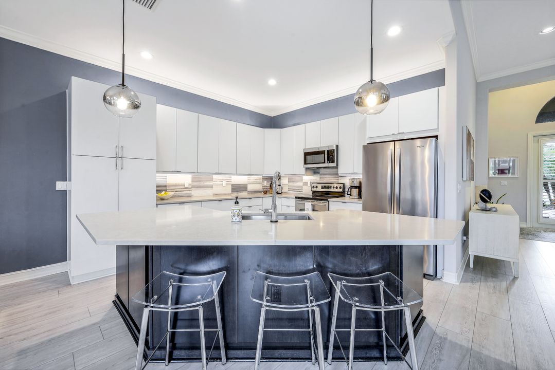 6053 Dogleg Dr, Naples, FL 34113