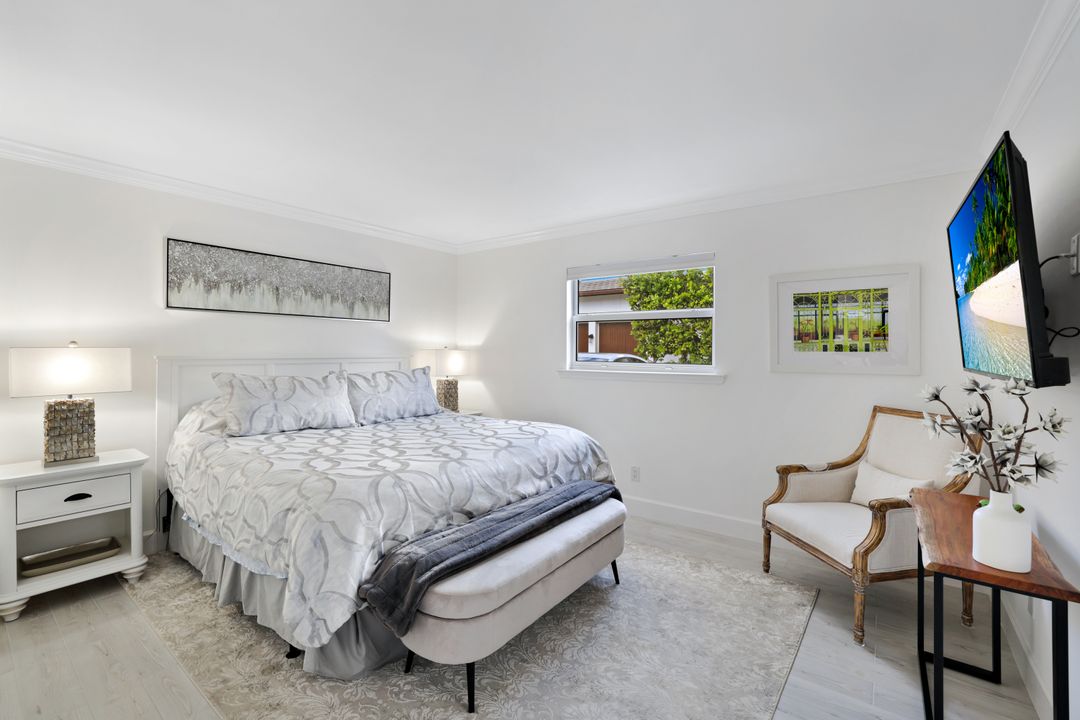 960 7th St S #105, Naples, FL 34102