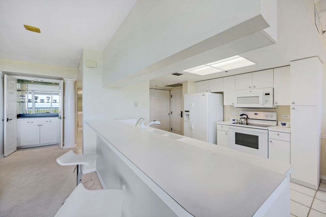 6585 Nicholas Blvd #905, Naples, FL 34108