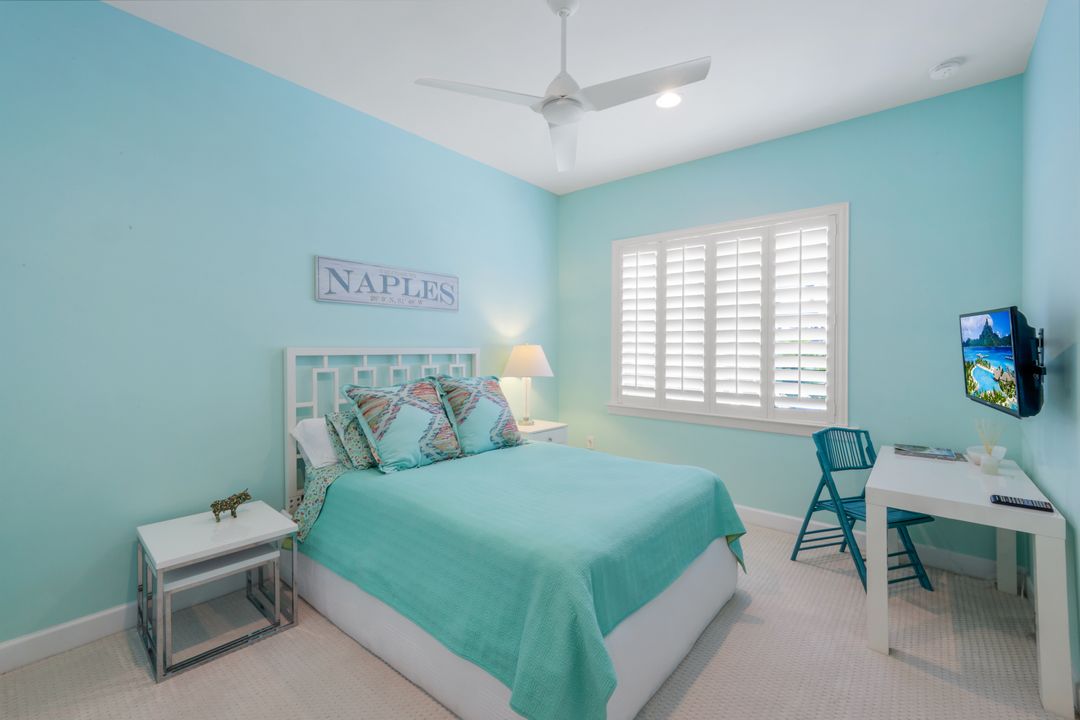 9052 Graphite Cir, Naples, FL 34120