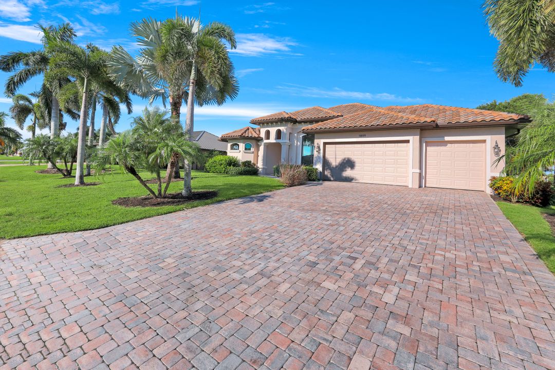 11899 King James Ct, Cape Coral, FL 33991