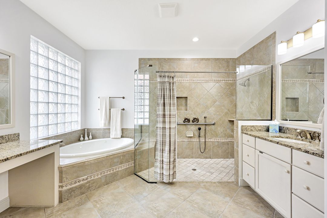 7655 Martino Cir, Naples, FL 34112