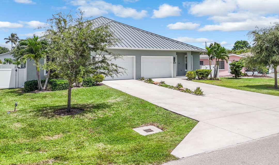 605 107th Ave N, Naples, FL 34108