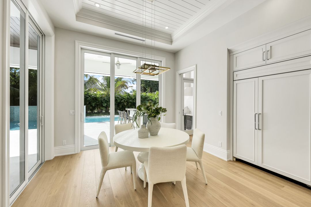 726 Riviera Dr, Naples, FL 34103