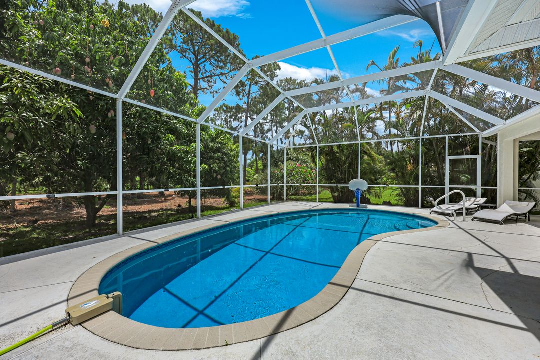 697 Crossfield Cir, Naples, FL 34104