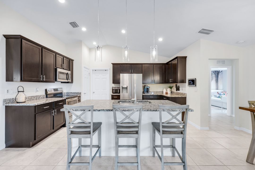 2302 NE 7th Ave, Cape Coral, FL 33909