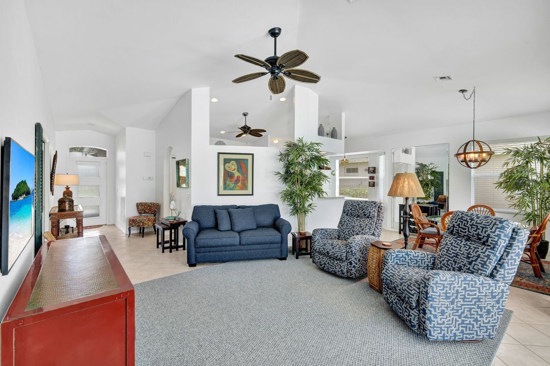 484 Crossfield Cir, Naples, FL 34104