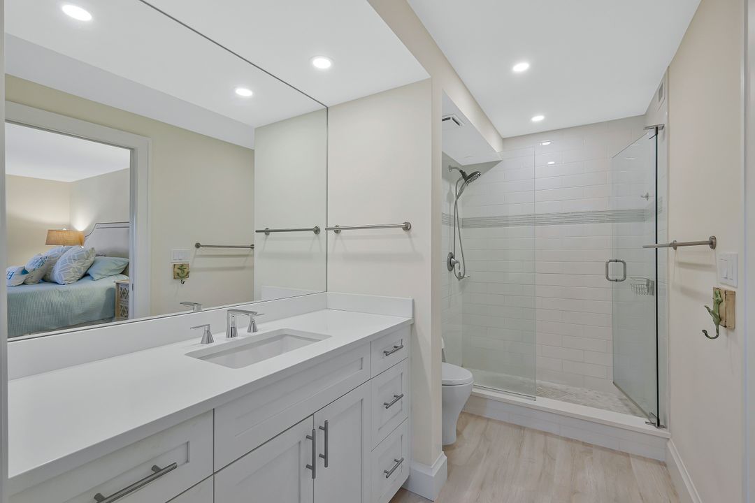222 Harbour Dr #407, Naples, FL 34103