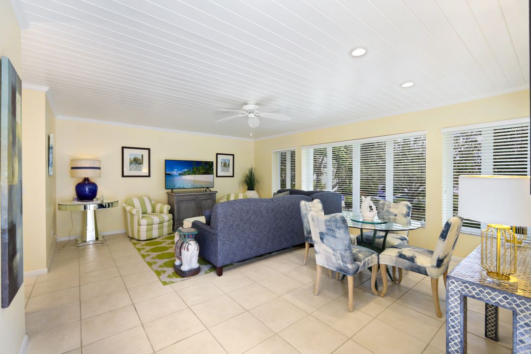286 4th St S, Naples, FL 34102