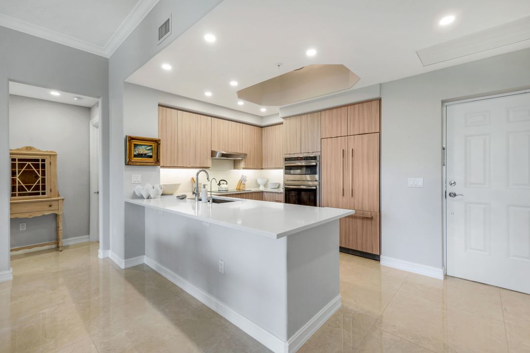 2728 Tiburon Blvd E #403, Naples, FL 34109