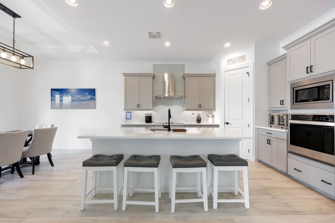 3697 Sapphire Cv Cir, Naples, FL 34114