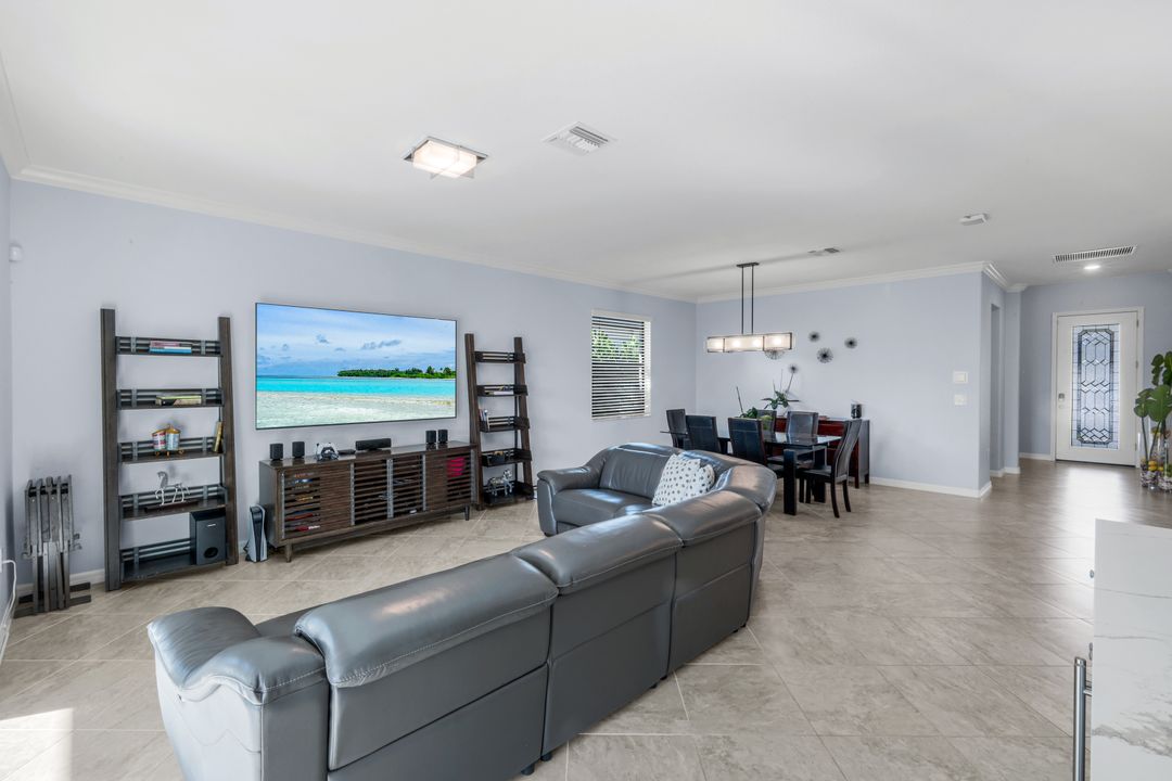 9445 Glenforest Dr, Naples, FL 34120